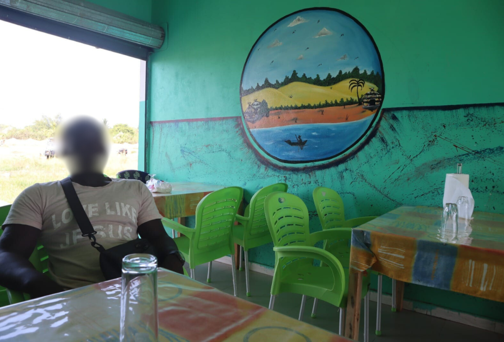 I. seduto in un ristorante al Lac Rose in Senegal